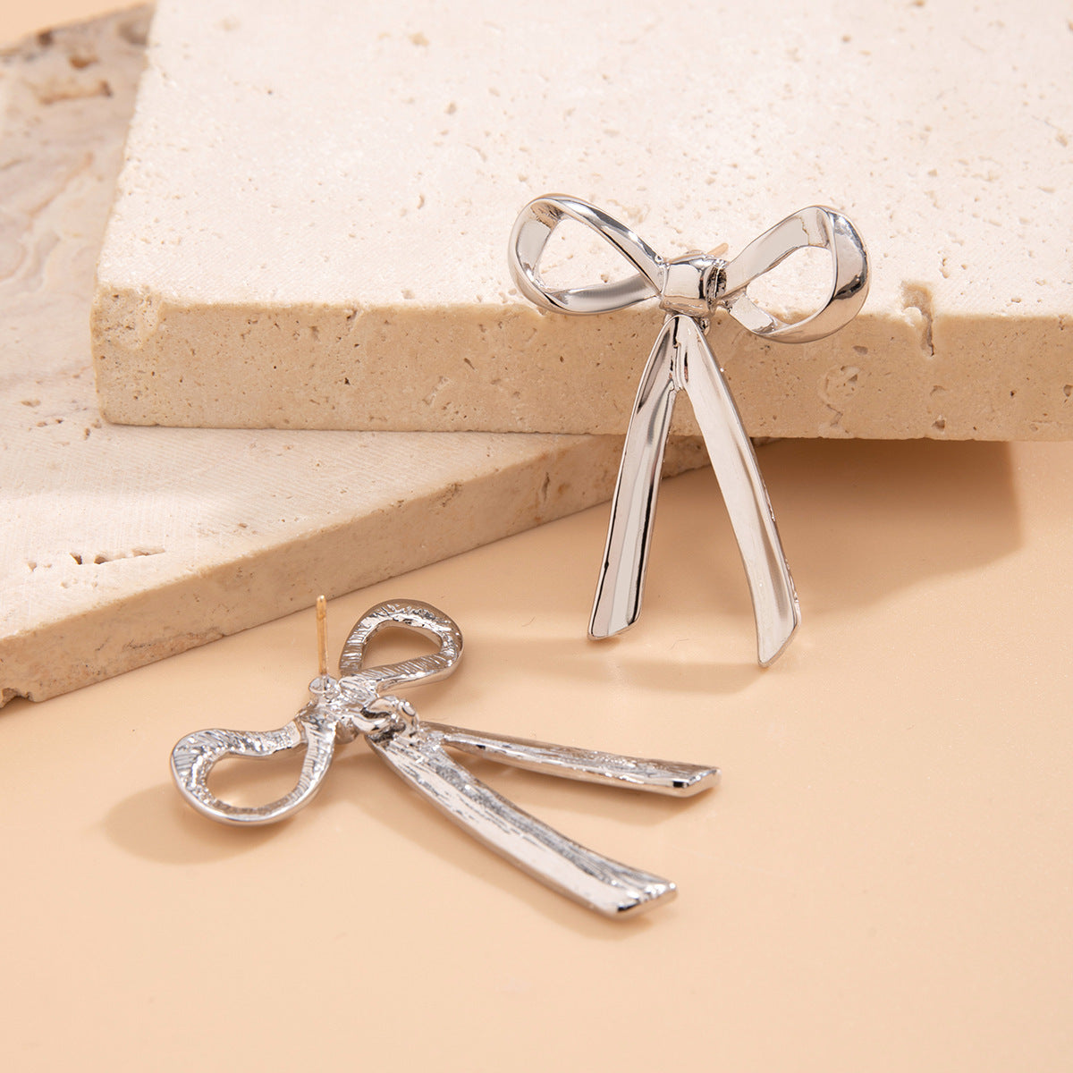 METAL BOW STUD